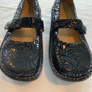 Alegria Paloma Embossed Rose Shoes  Size 8